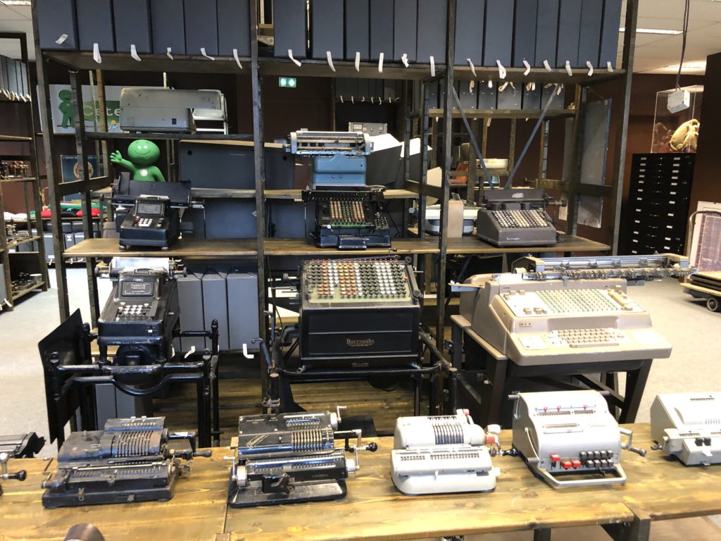 Centre d’archives historiques BNP Paribas à Taden (France), réserve d’objets, machines mécanographiques, 2021 – Archives historiques BNP Paribas