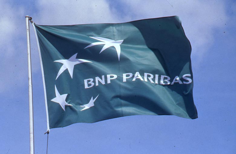 Drapeau BNP Paribas de la courbe d'envol à Roland-Garros., Jean-Pierre Holbart - Archives historiques BNP Paribas - Cote 4Fi306