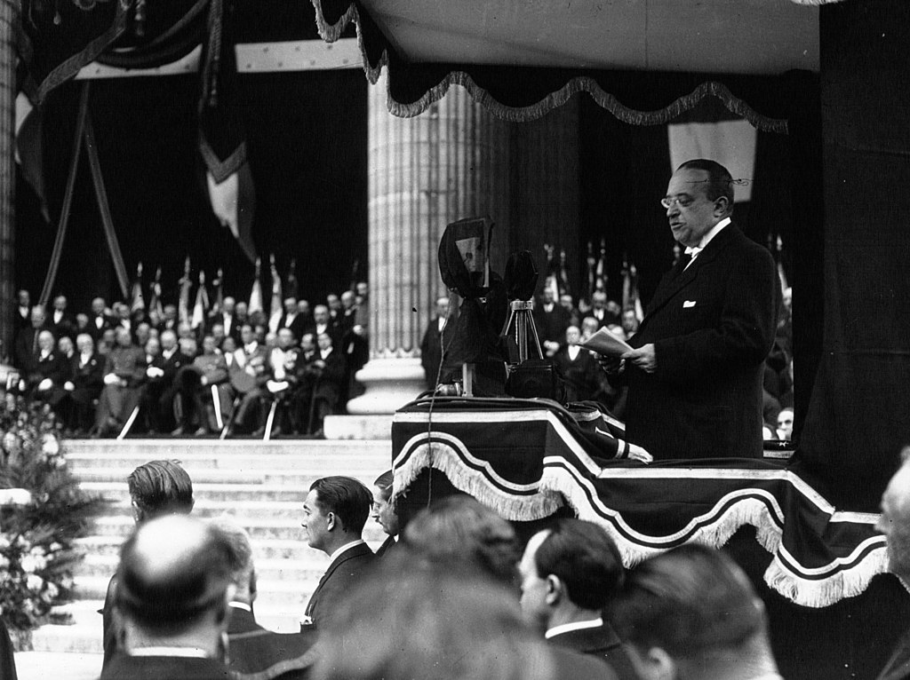 André Tardieu, French president of ministry council, pronouncing funeral oration of president Paul Doumer during funeral, may 1932. Reference Wikicommons (public domain).
