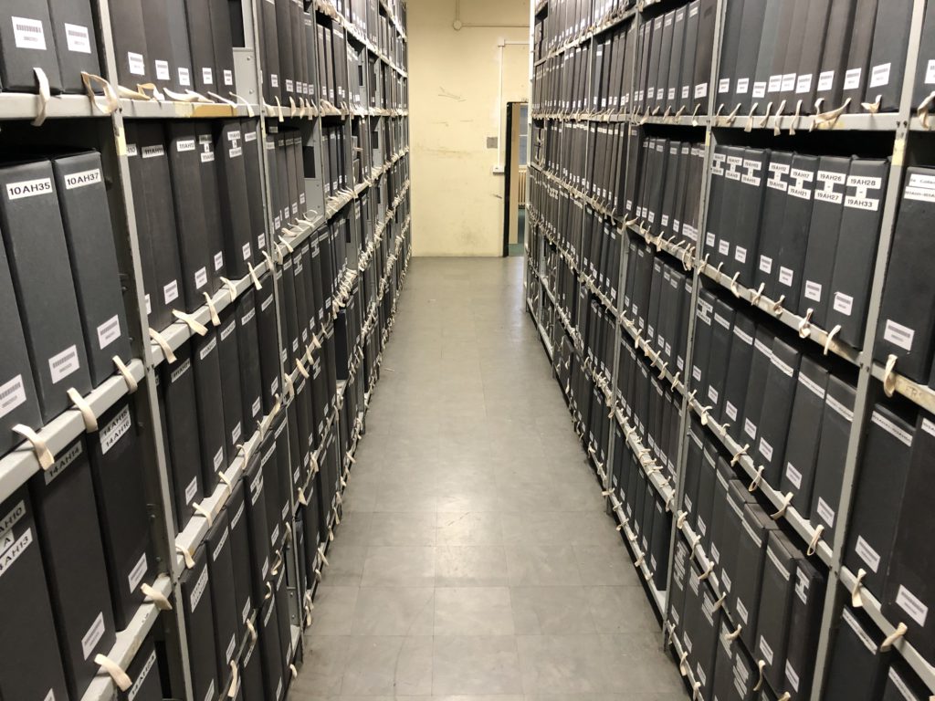 Boîtes Cauchard conservées dans les rayonnages du Centre d'archives historiques à Dinan (Bretagne), 2021 - Archives historiques BNP Paribas