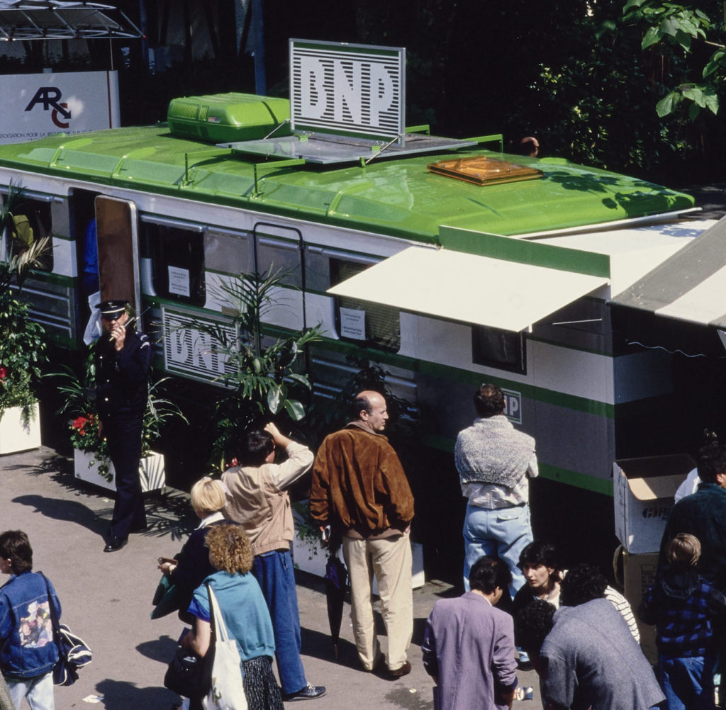 Vue sur les caravanes du tournois de 1987 - Archives historiques BNP Paribas - Cote 4Fi949-2