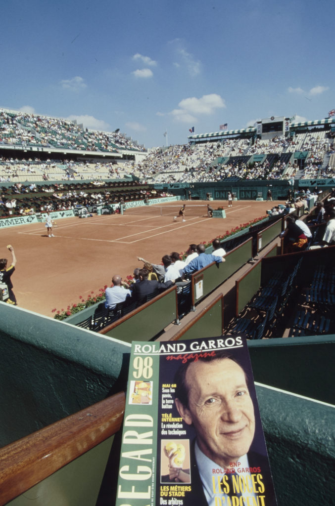 Vues du tournois entre les cours et les gradins de la vingt-cinquième année du partenariat entre BNP et Roland Garros - Archives historiques BNP Paribas - Cote 4Fi956-5