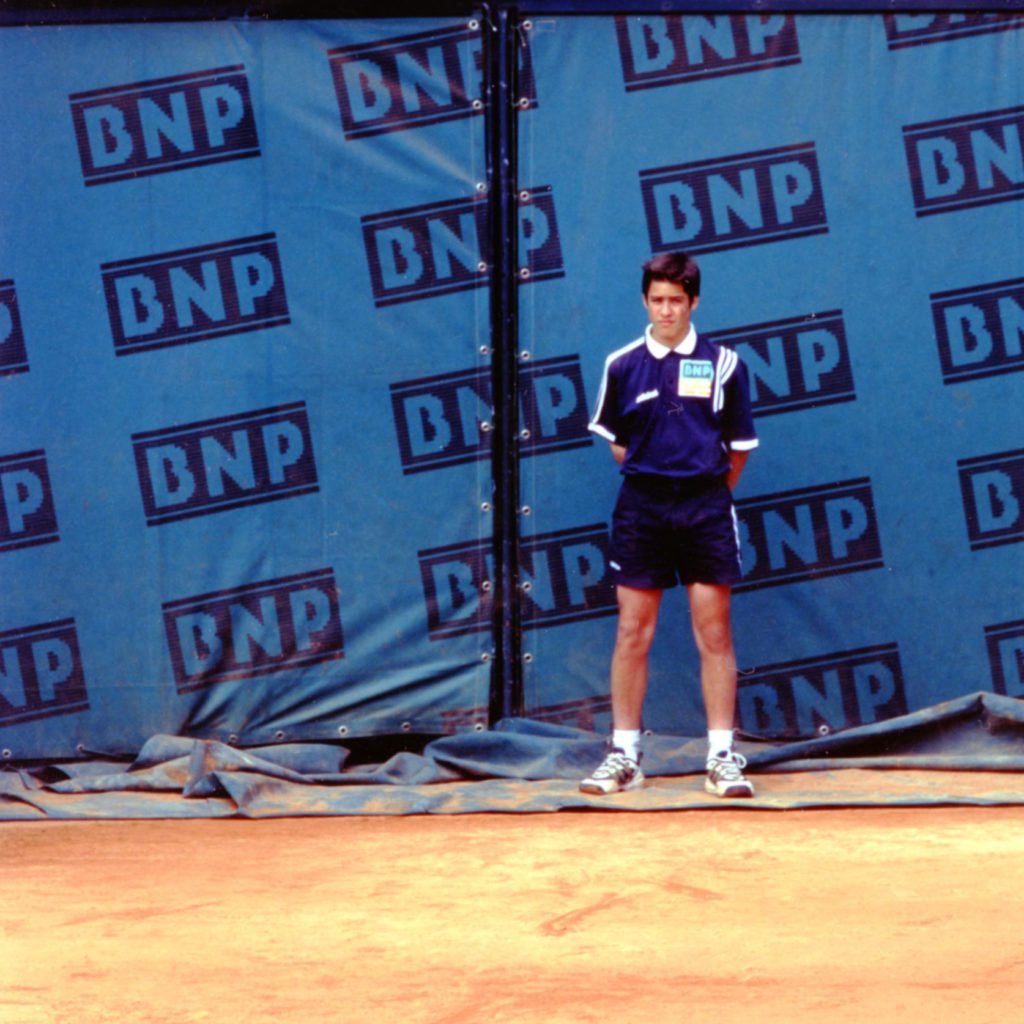 Ramasseurs de balle debout devant la bâche BNP, Roland-Garros 1997 - Archives historiques BNP Paribas - Cote 9Fi454-2