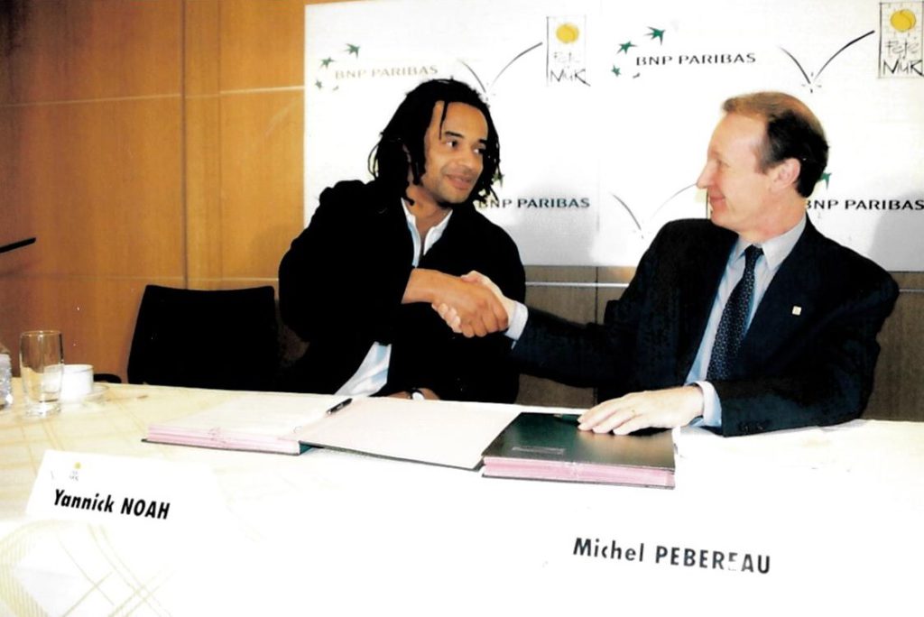 Signature de la collaboration entre l'association Fête le Mur et BNP Paribas avec Yannick Noah et Michel Pébereau - Archives historiques BNP Paribas - Cote 9Fi800-2