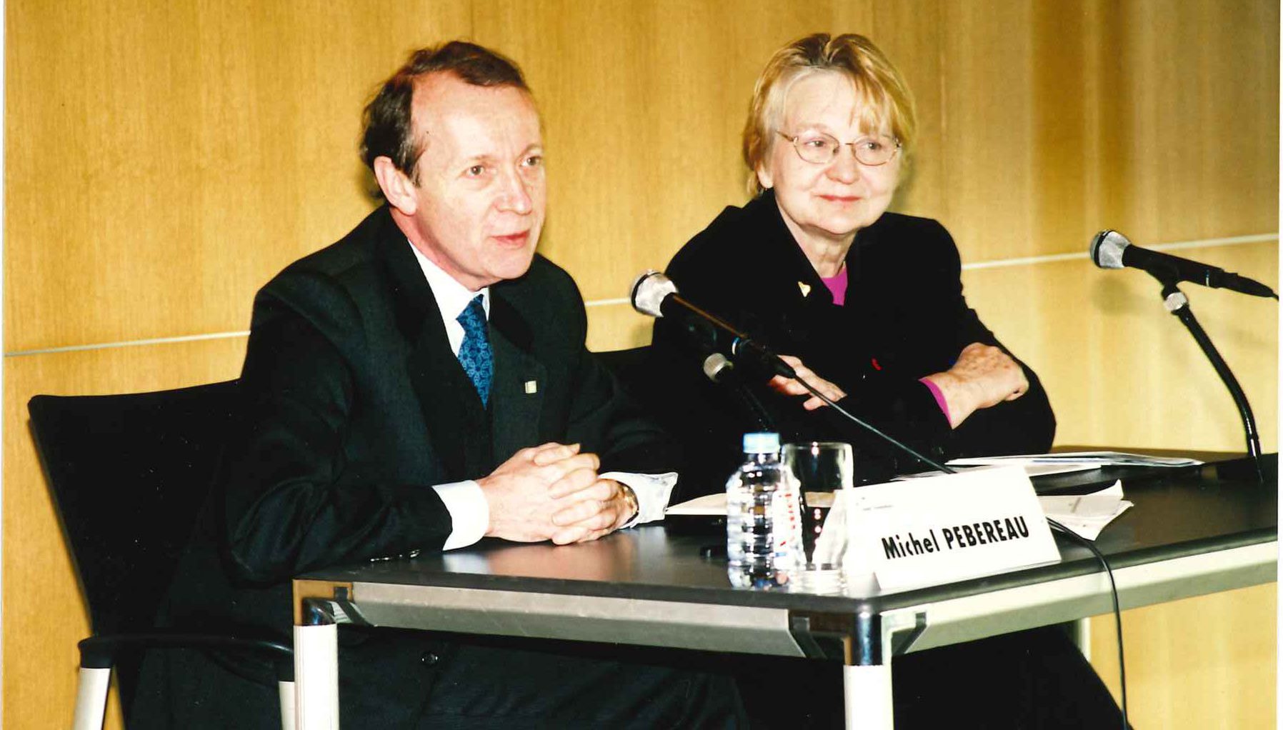 Le 21 février 2001, l'Adie et BNP Paribas signent un accord au terme duquel la banque devient l'un des partenaires financiers de l'Association pour la création d'un fonds de prêts solidaires. La convention qui précise les modalités de l'intervention de BNP Paribas a été signée par Michel Pébereau, Président de BNP Paribas, et Maria Nowak, Présidente de l'ADIE. Cote FRHABNPP_10Fi914-3. Archives historiques BNP Paribas.