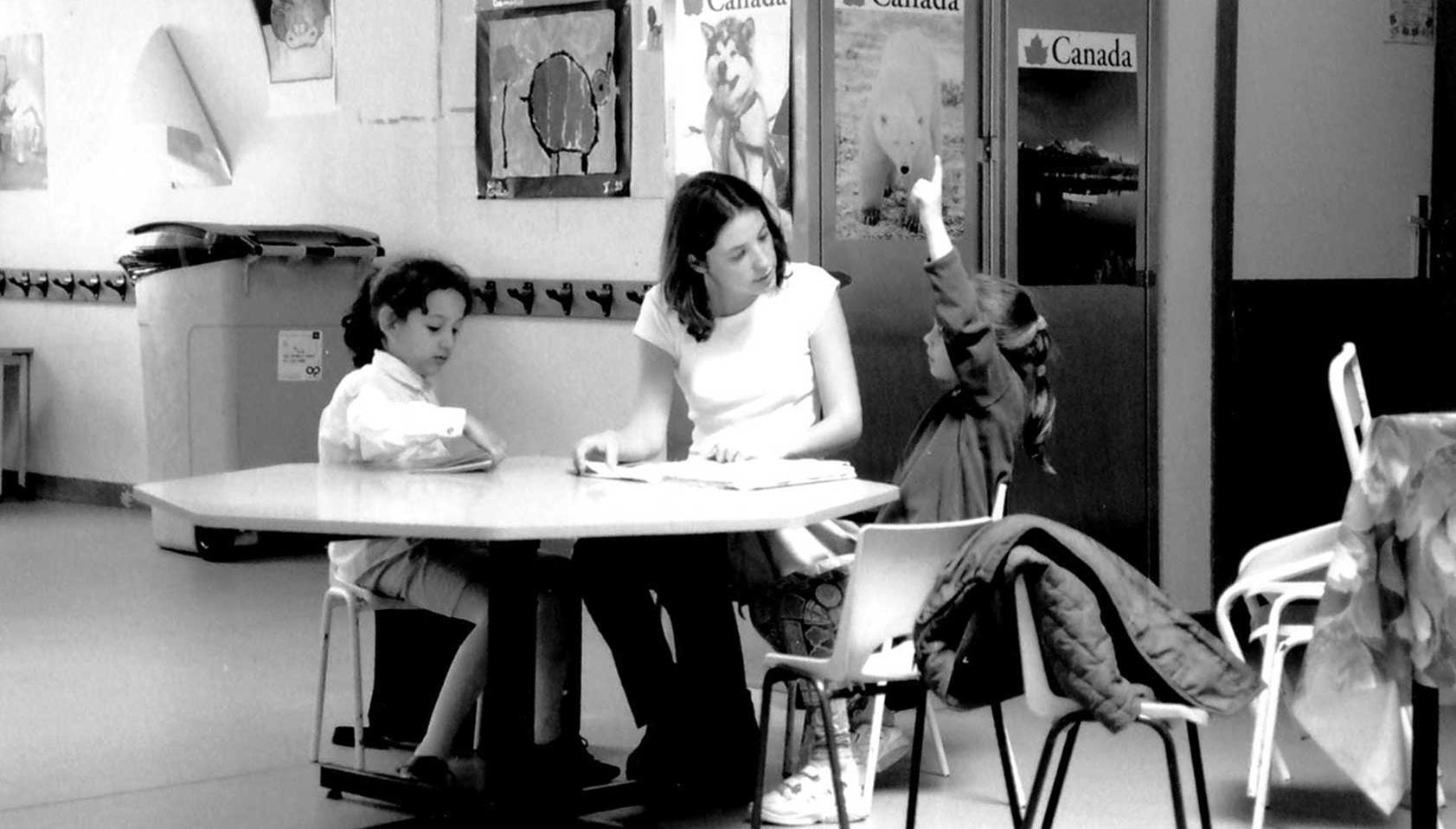 Photograph taken during an intervention by the Association of the Student Foundation for the City in 2000. Archives and History BNP Paribas.