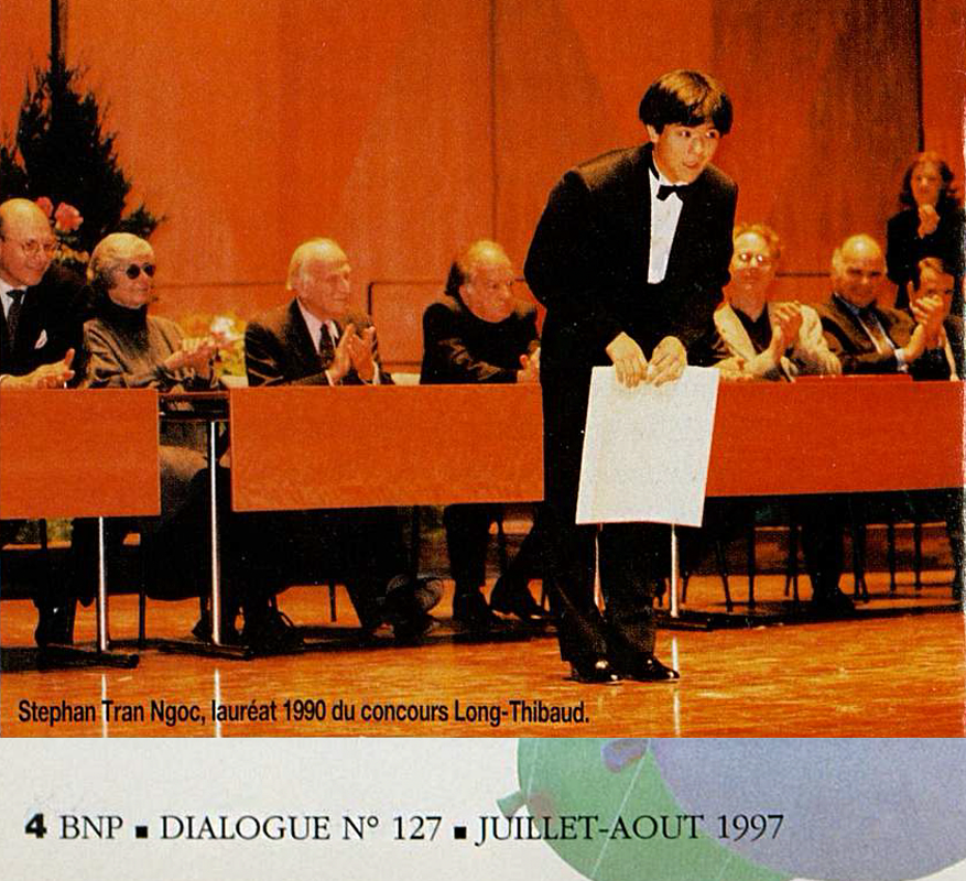 The young violinist Stéphan Tran Ngoc thanked his audience after receiving the first prize at the Long-Thibaud Competition in 1990.