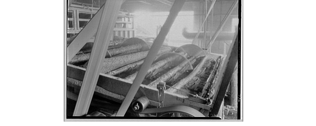 Machine dans une papeterie de Kapuskasing, Canada, 1920. Des machines similaires se trouvaient dans les usines possédées par la banque et Hachette en Pologne. Theodore Horydczak Collection, Librairie du Congrès.