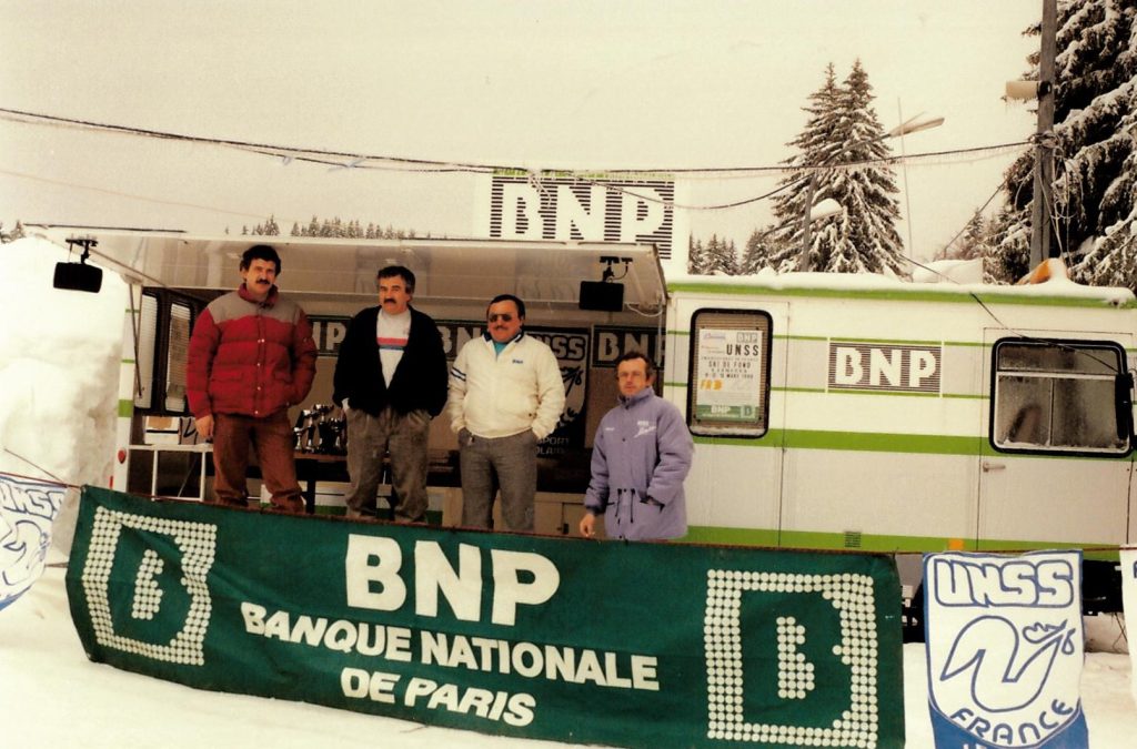 Véhicule publicitaire BNP, championnats de France UNSS de ski de fond, 1988, Archives historiques BNP Paribas, 9Fi799-1